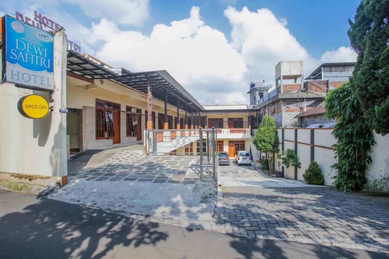 Spot On 90092 Dewi Safitri Hotel Semarang