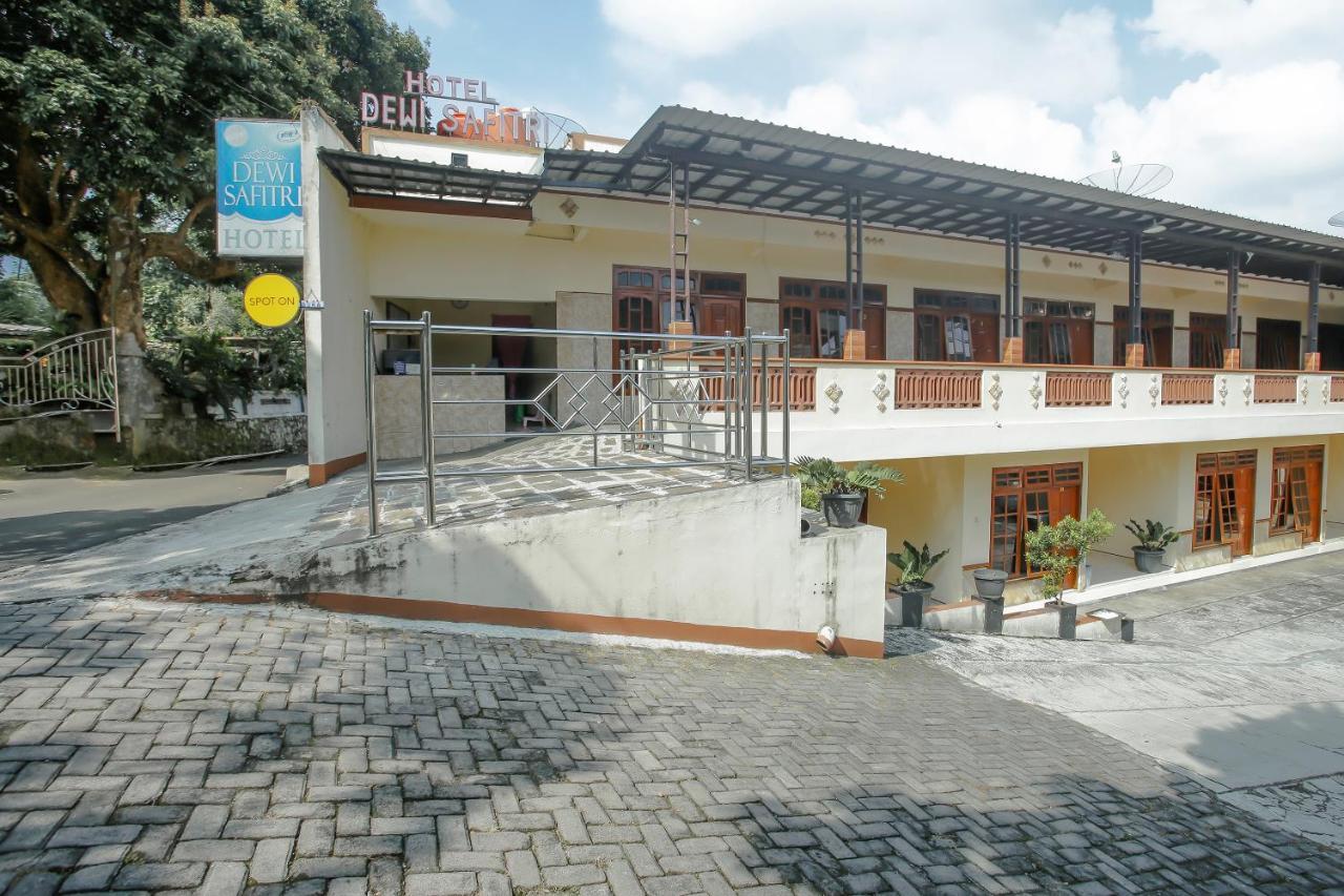 Spot On 90092 Dewi Safitri Hotel Semarang
